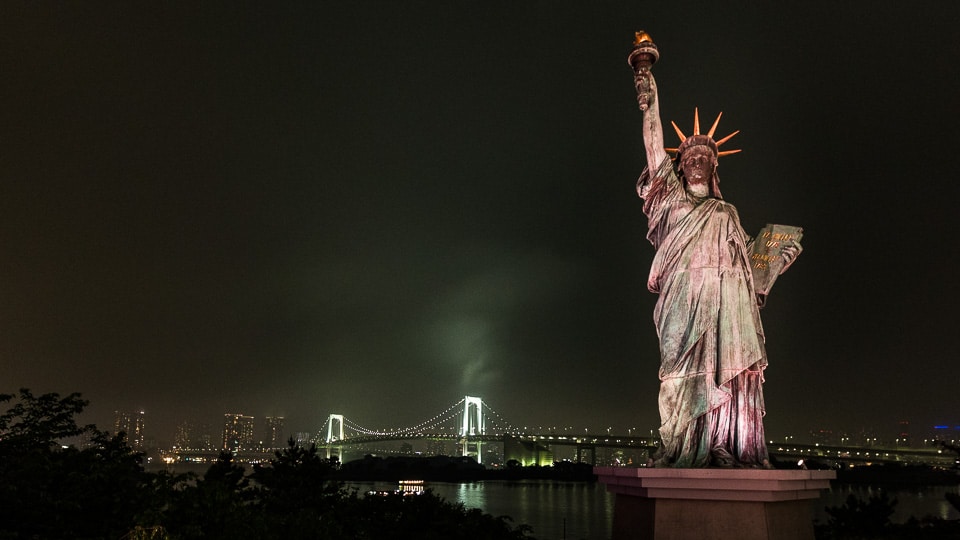 statue de la liberté tokyo by night