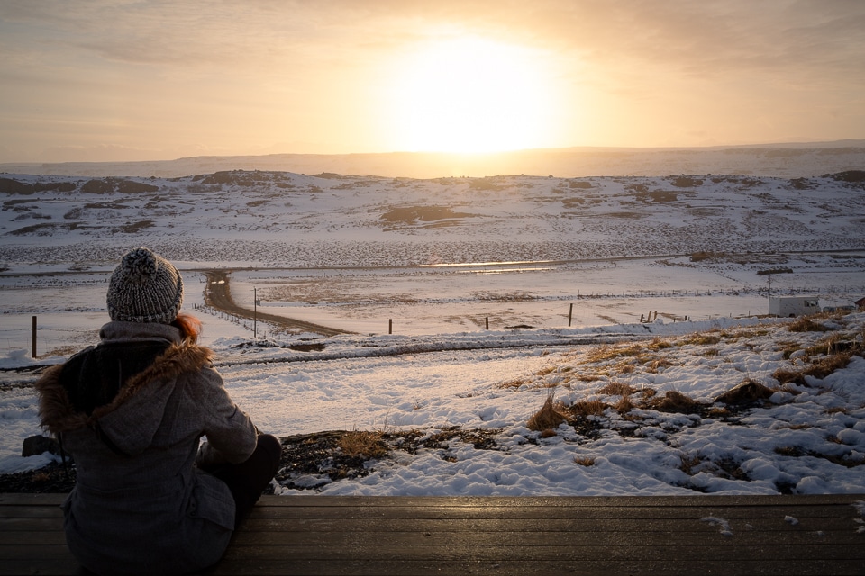 femme face au soleil dans le sud de l'islande en hiver