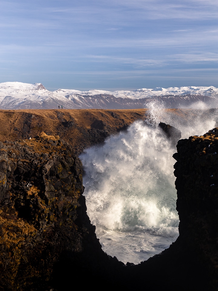 vague qui s'écrase sur la falaise d'arnastapi en islande