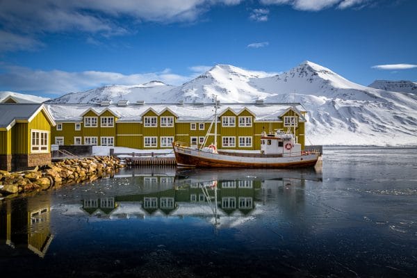 bateau dans un fjord en islande