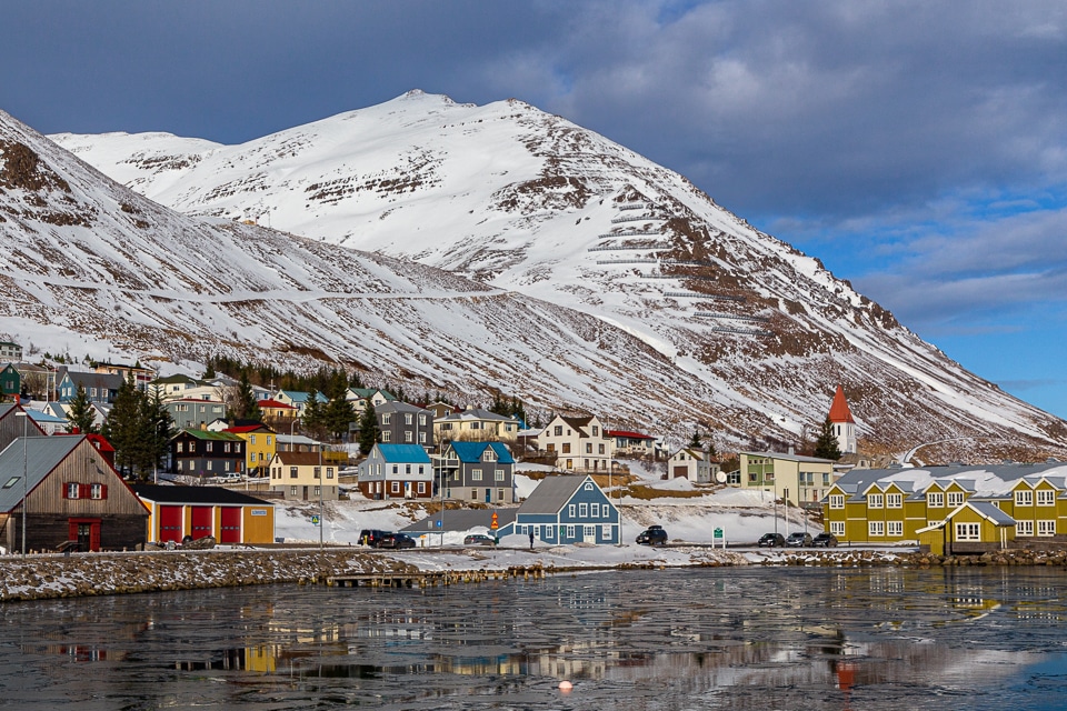 village dans un fjord en islande