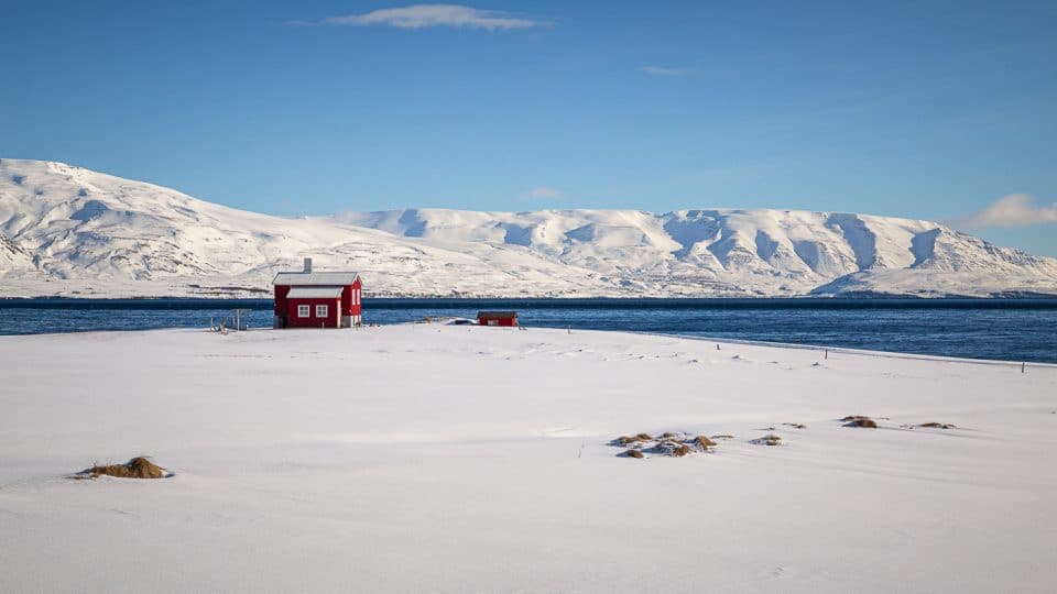 cabane rouge le long d'un fjord en islande
