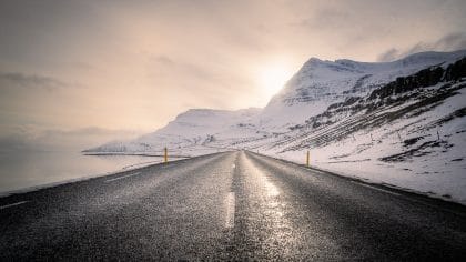 une route dans le sud de l'islande en hiver
