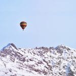 montgolfière au dessus des montagnes