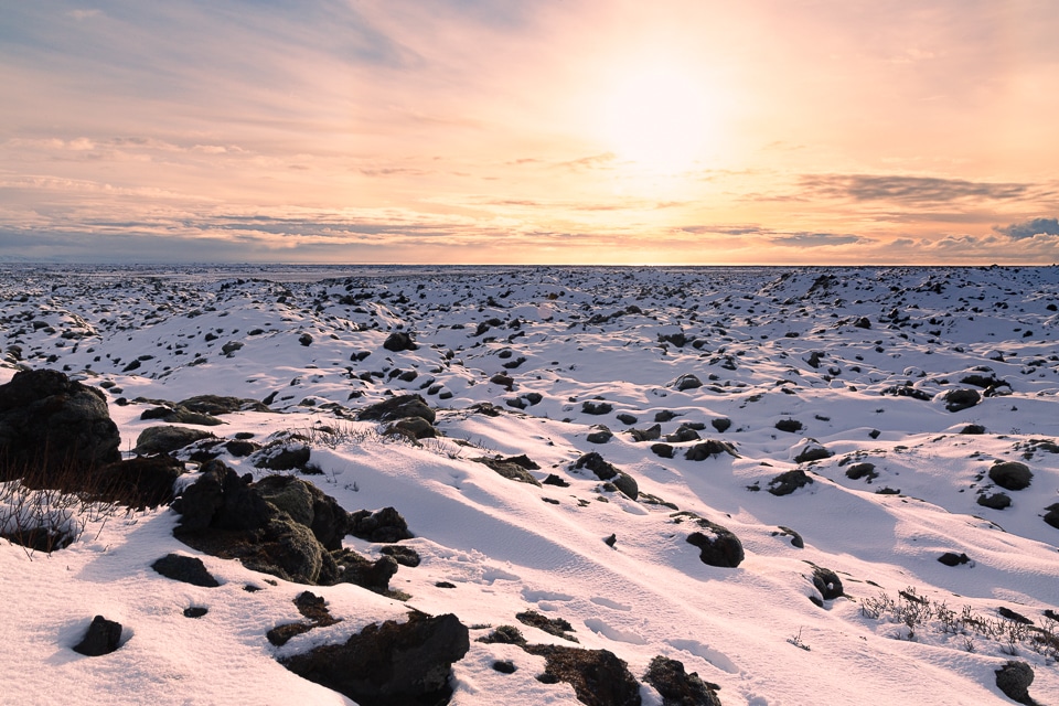 lever de soleil sur les champs de lave en islande du sud l'hiver